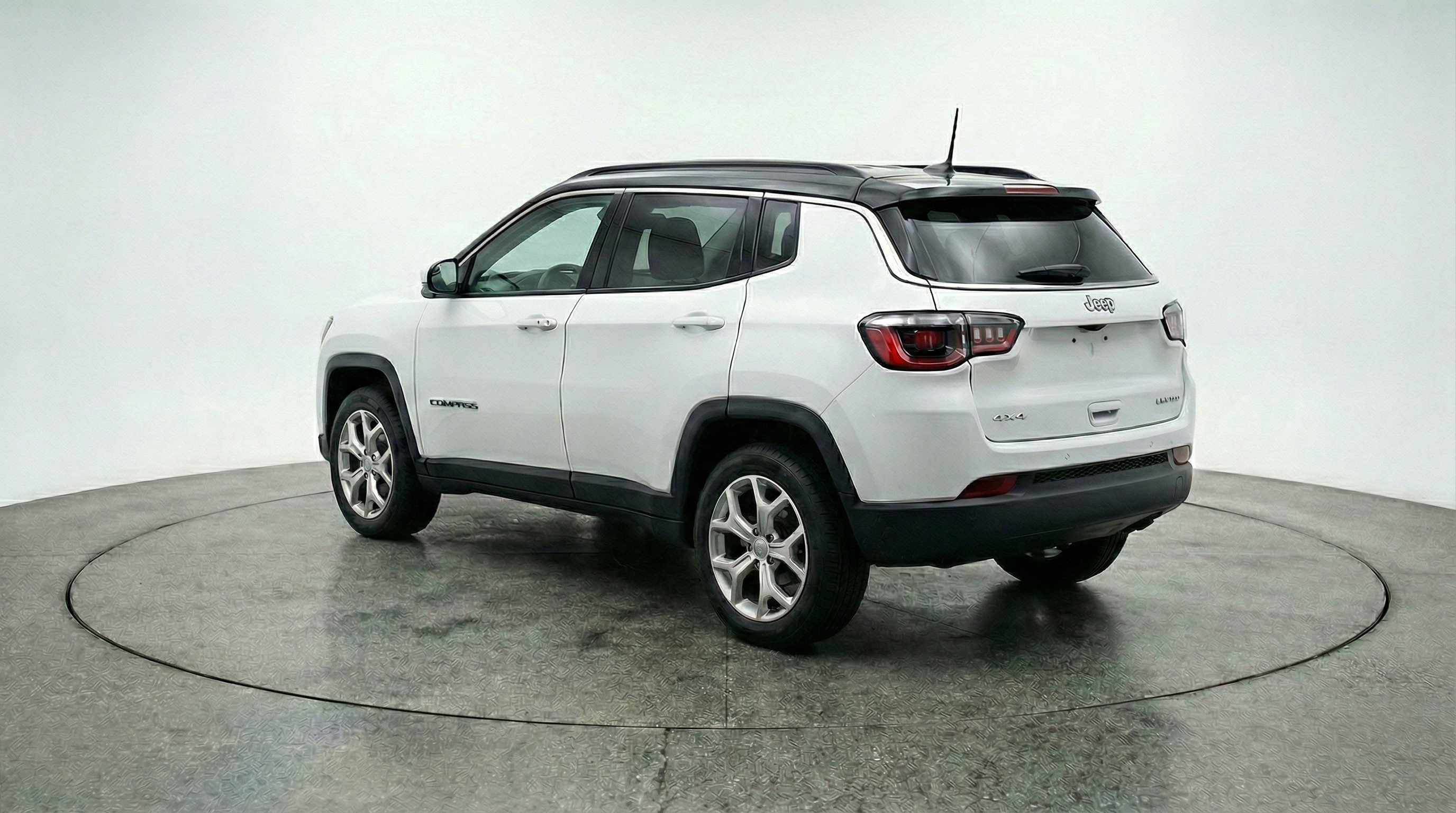 Used 2025 Jeep Compass Latitude AWD/4WD image 6