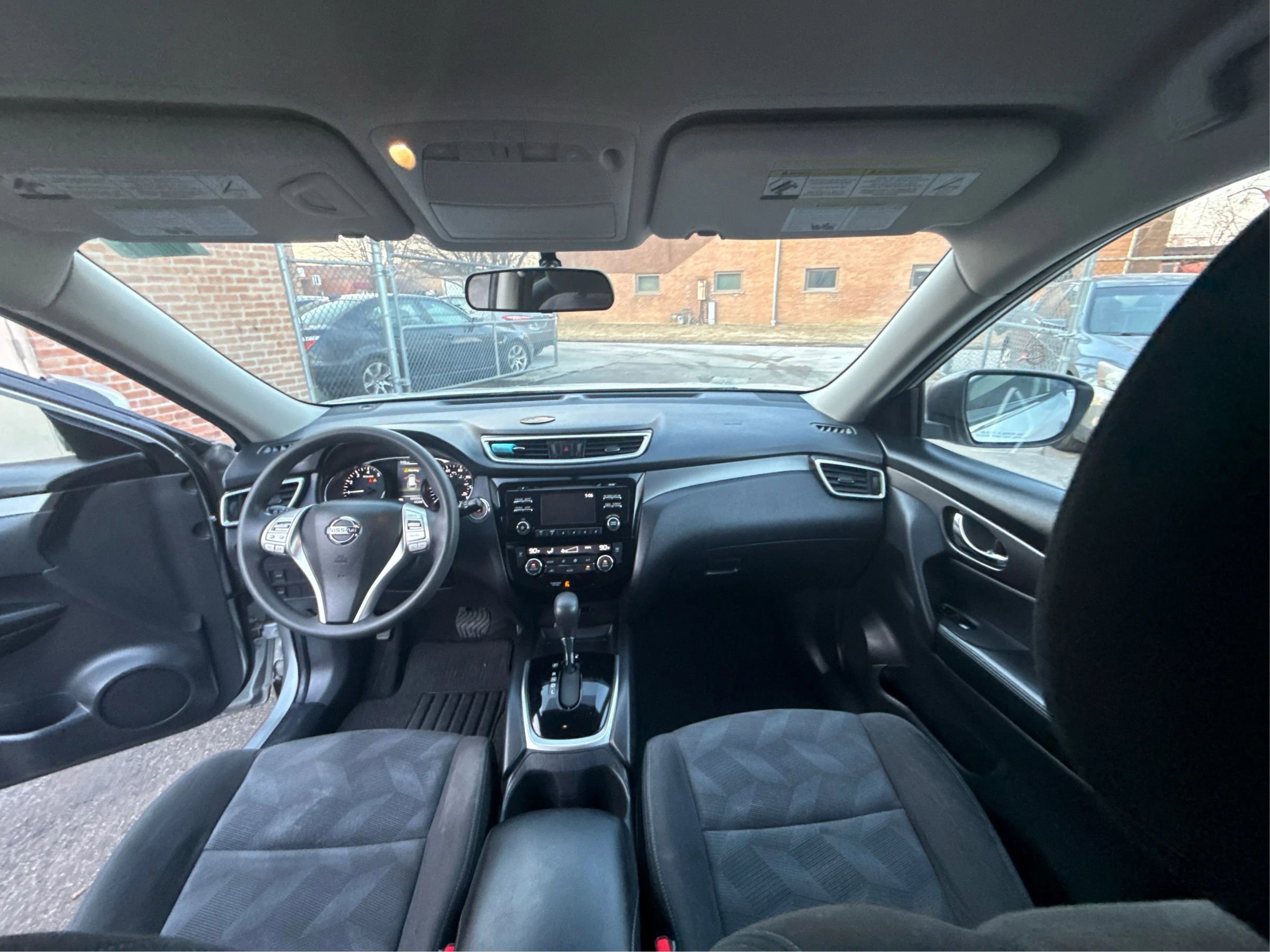 Used 2015 Nissan Rogue SV image 22