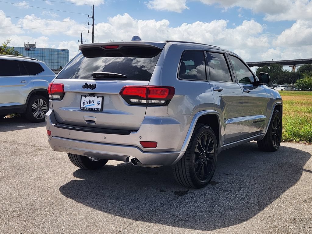 Used 2017 Jeep Grand Cherokee Altitude RWD image 3