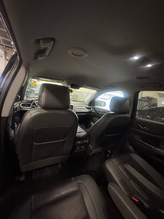 Used 2023 GMC Acadia SLT w/ Preferred Package image 17