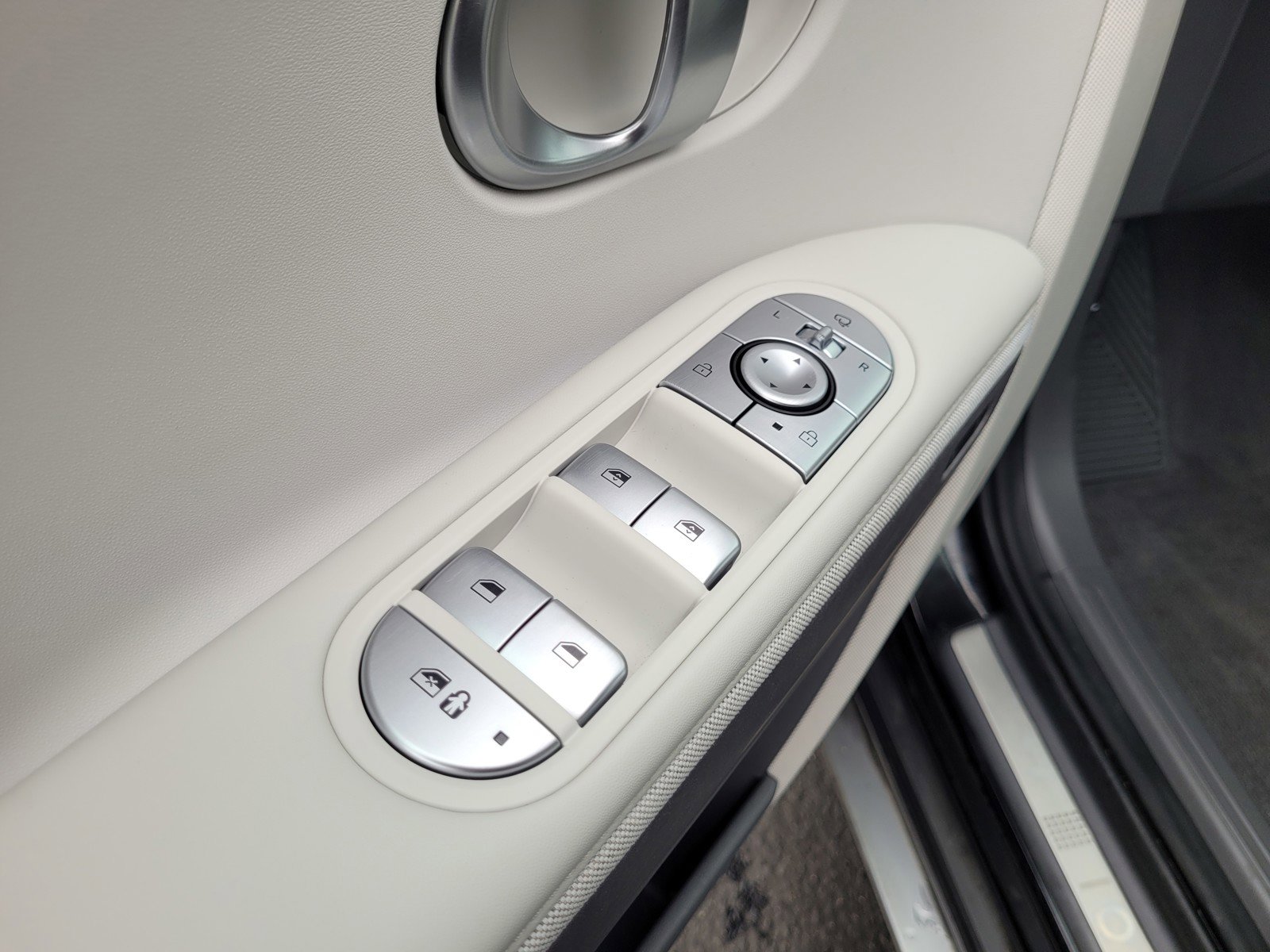 Used 2024 Hyundai Ioniq 5 Limited image 26