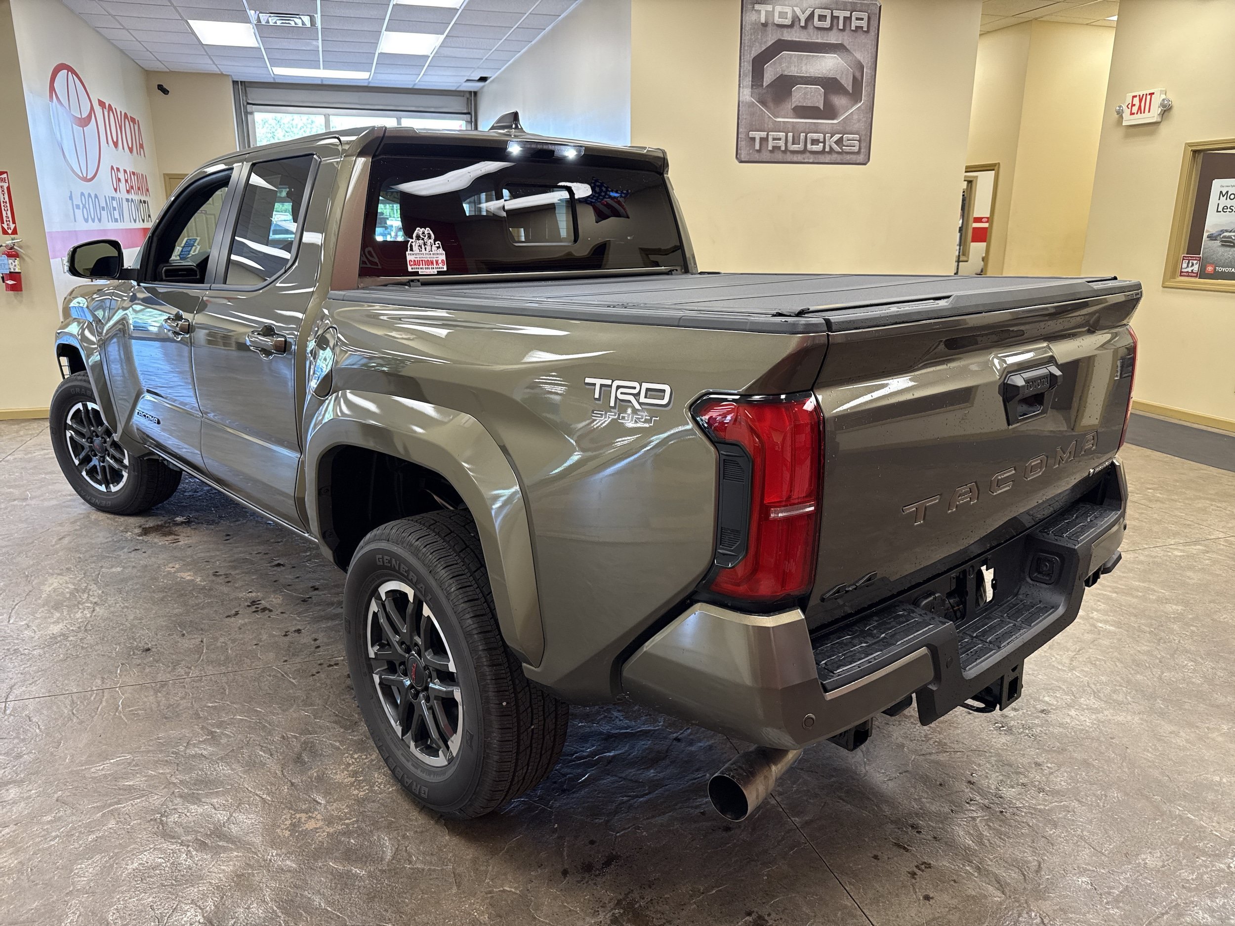 Used 2026 Toyota Tacoma TRD Sport w/ TRD Sport Upgrade Package AWD/4WD image 11