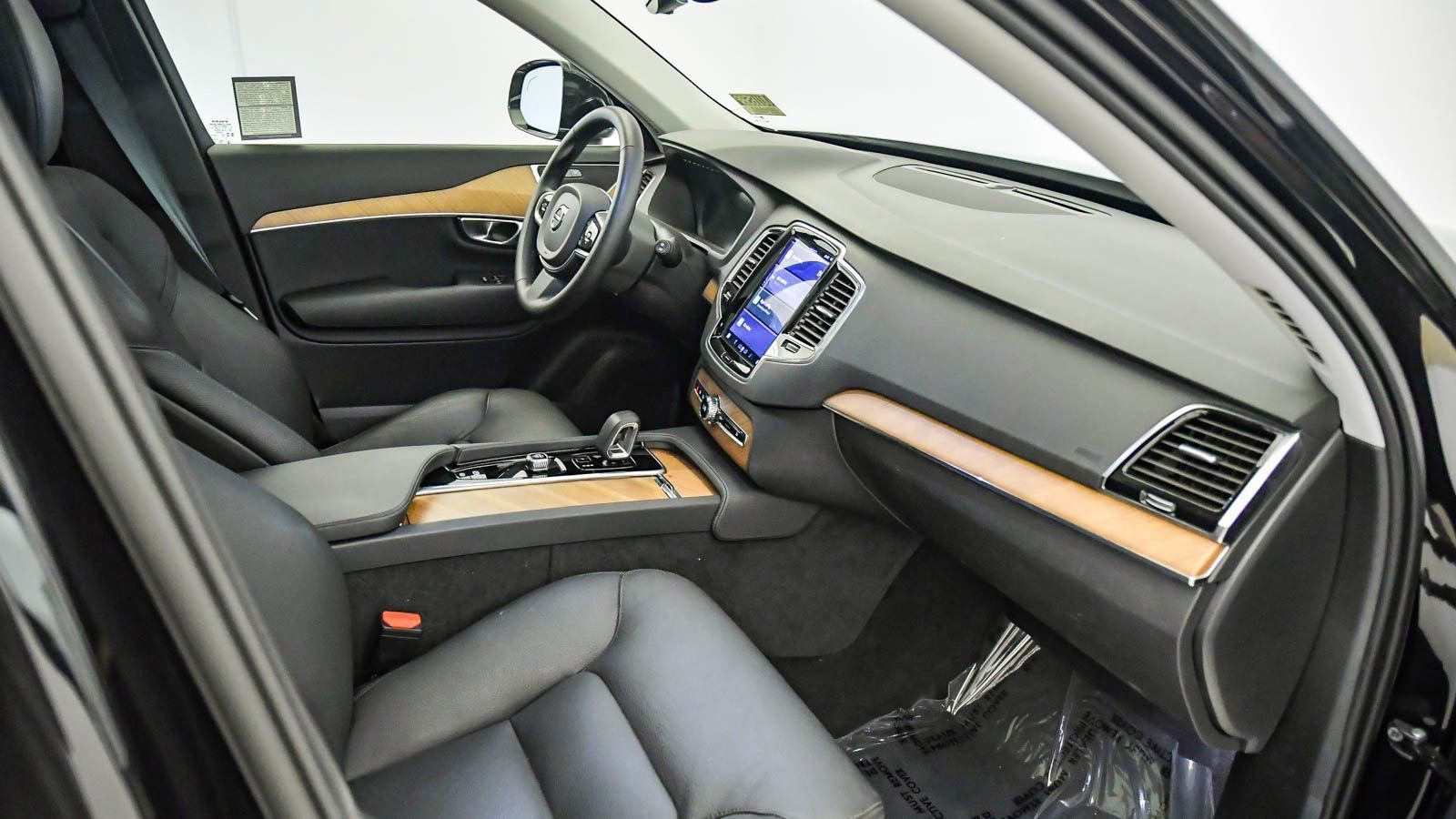 Used 2025 Volvo XC90 B6 Plus AWD/4WD image 16