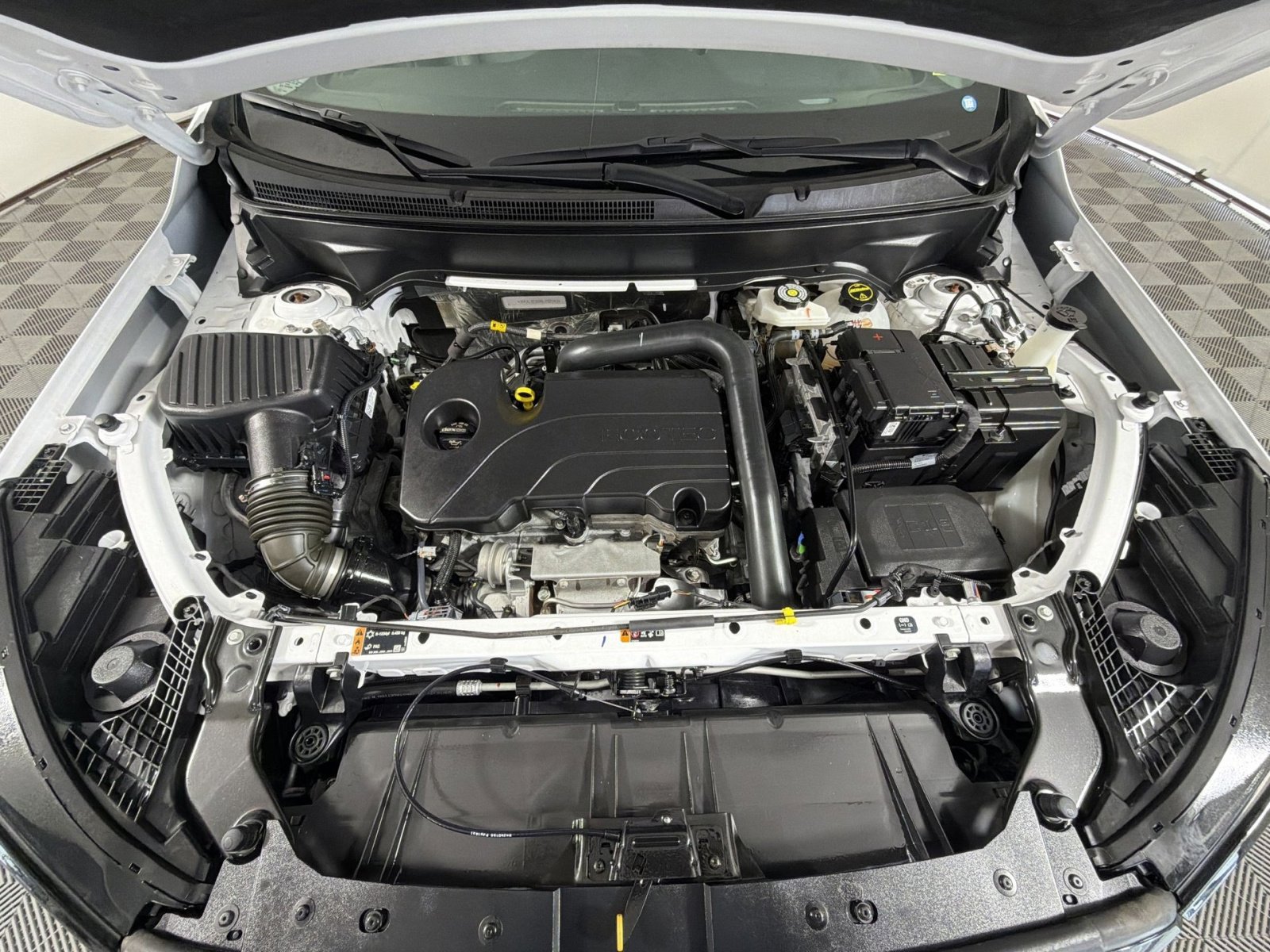 Used 2024 GMC Terrain SLT w/ Elevation Edition image 28