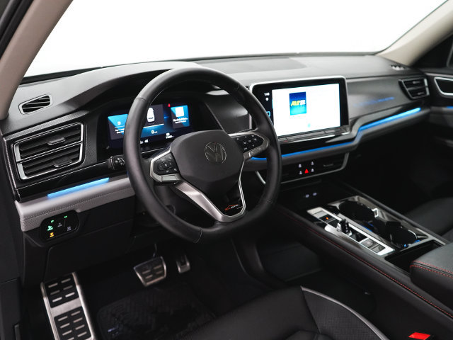 Used 2025 Volkswagen Atlas Peak Edition SE AWD/4WD image 25