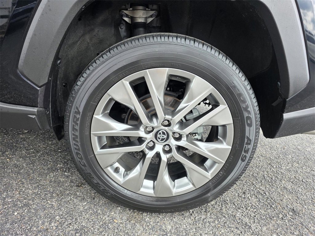 Used 2020 Toyota RAV4 XLE Premium image 11