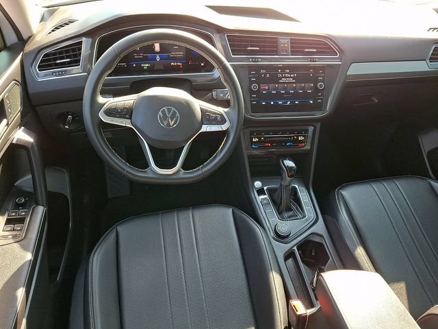 Used 2022 Volkswagen Tiguan SE AWD/4WD image 2