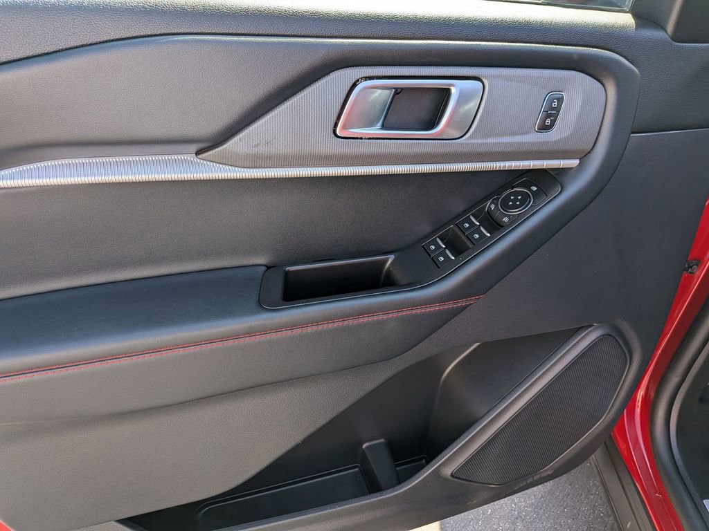 Used 2025 Ford Explorer ST-Line w/ ST-Line Street Pack image 11