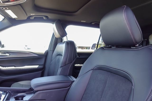 New 2025 Jeep Grand Cherokee L Altitude image 12