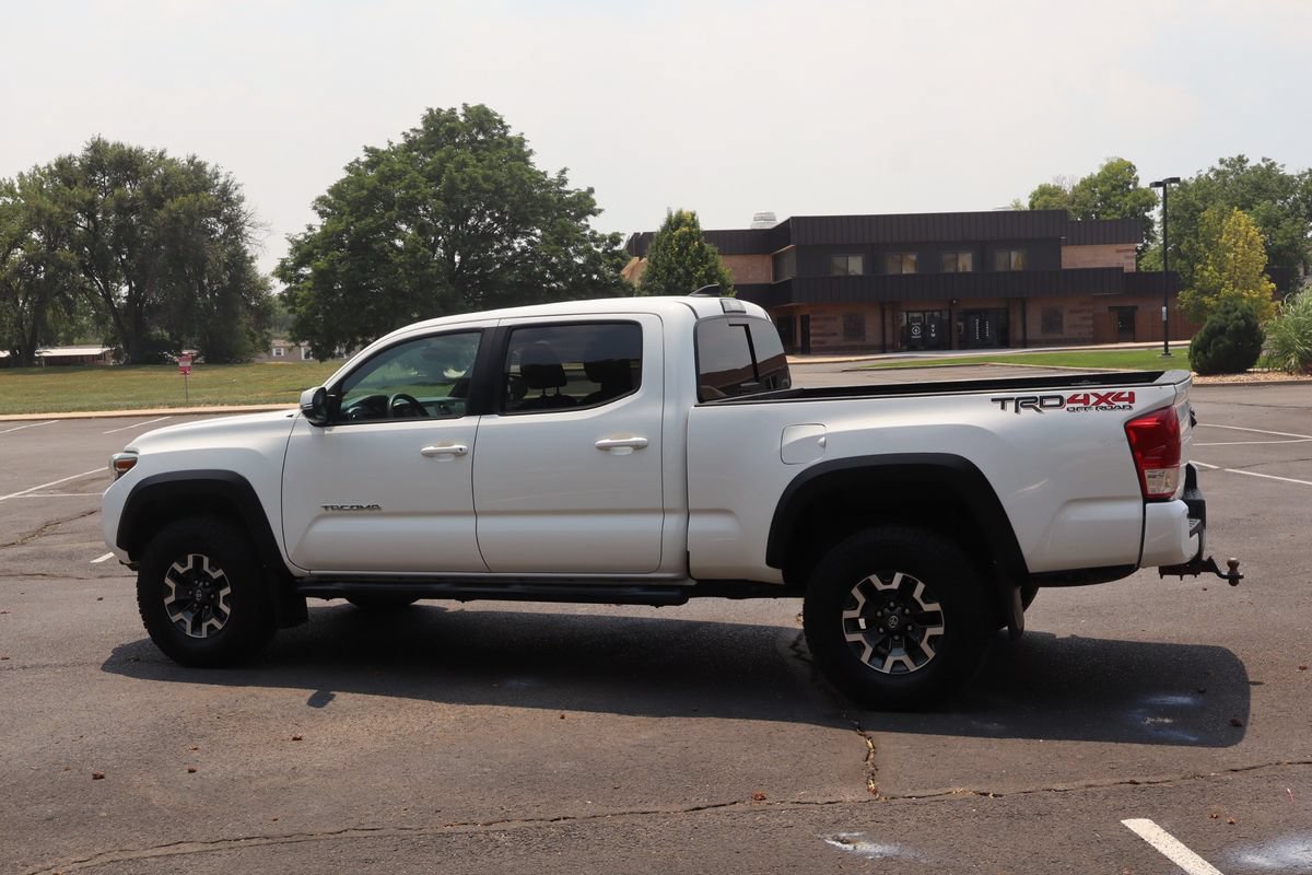 Used 2017 Toyota Tacoma TRD Off-Road w/ Premium & Technology Package AWD/4WD image 8