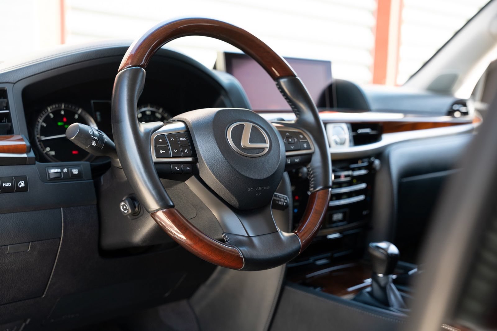 Used 2019 Lexus LX 570 4WD w/ Luxury Package image 17