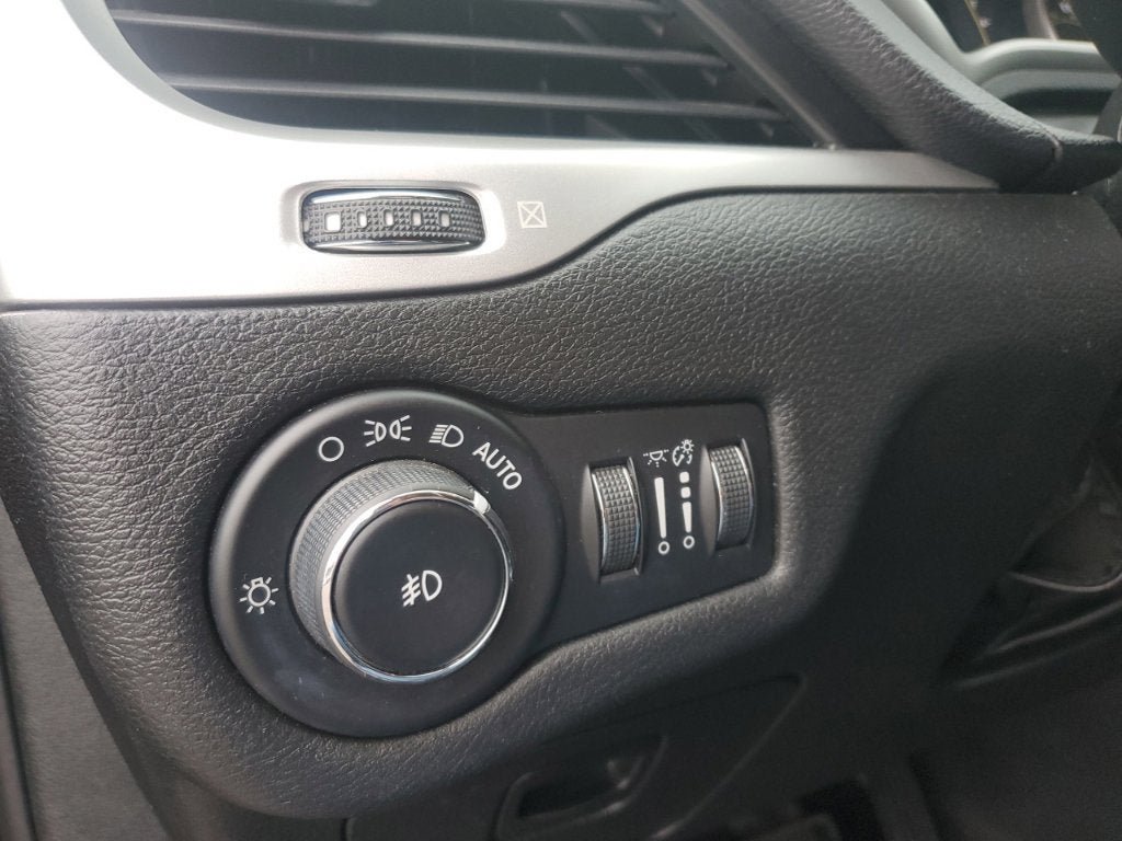 Used 2018 Jeep Cherokee Latitude Plus w/ Cold Weather Group AWD/4WD image 28