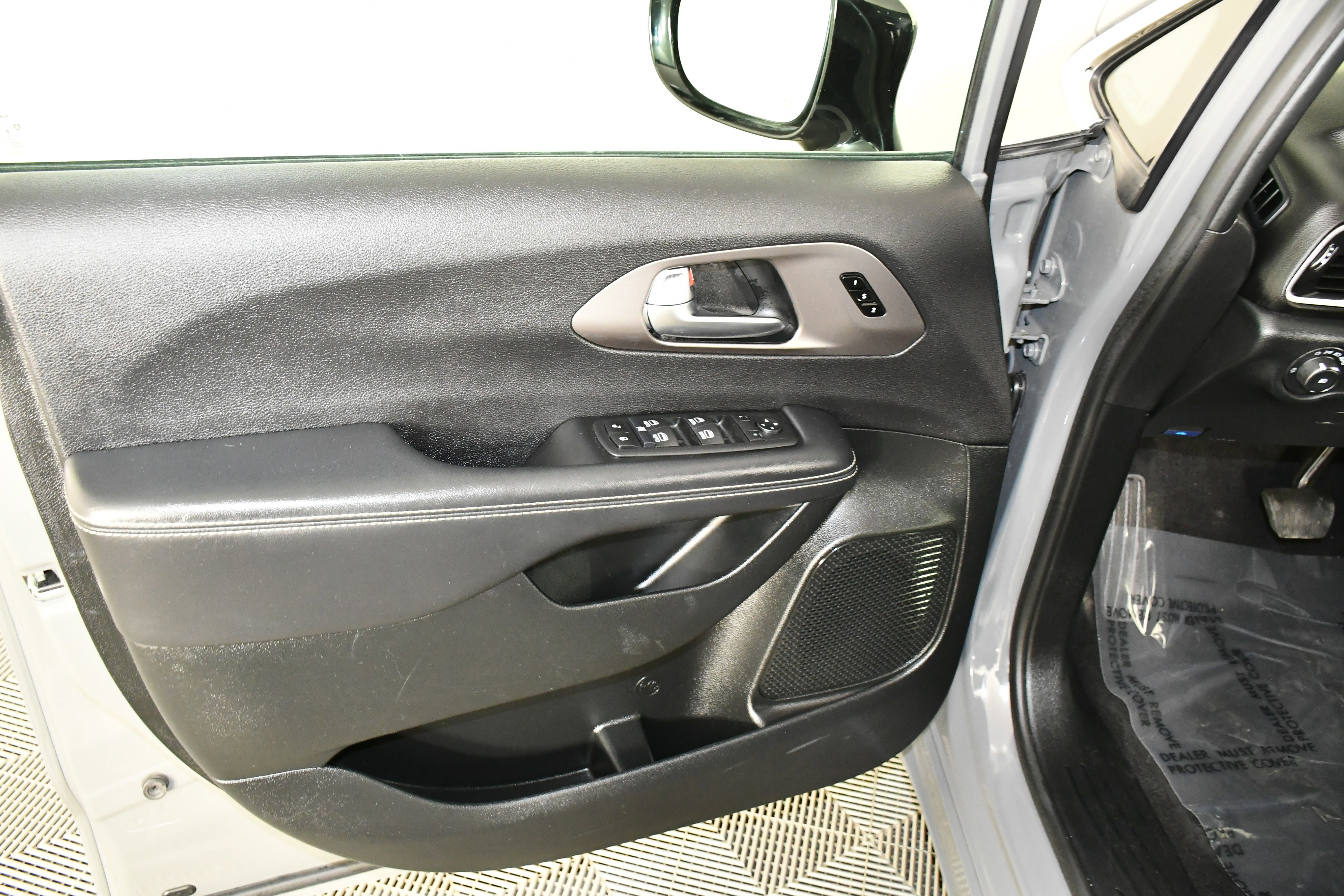 Used 2025 Chrysler Pacifica Select image 36