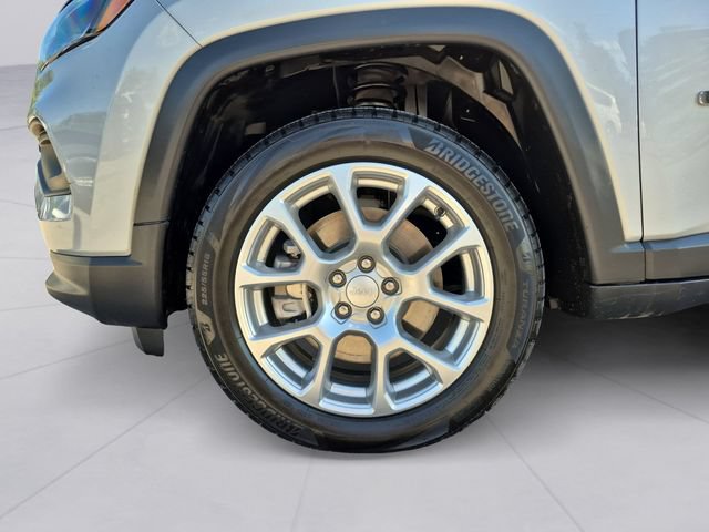Used 2024 Jeep Compass Latitude w/ Sun and Sound Group AWD/4WD image 9