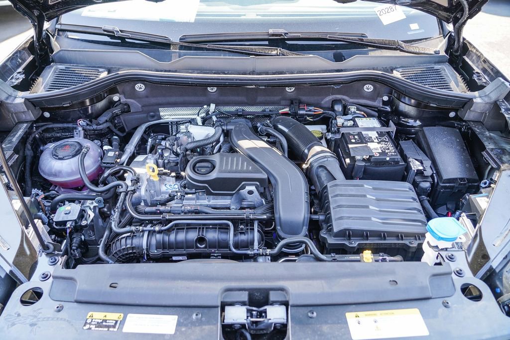 New 2025 Volkswagen Taos SE image 17