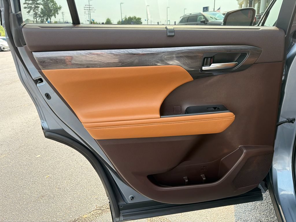 Used 2020 Toyota Highlander Platinum FWD image 22
