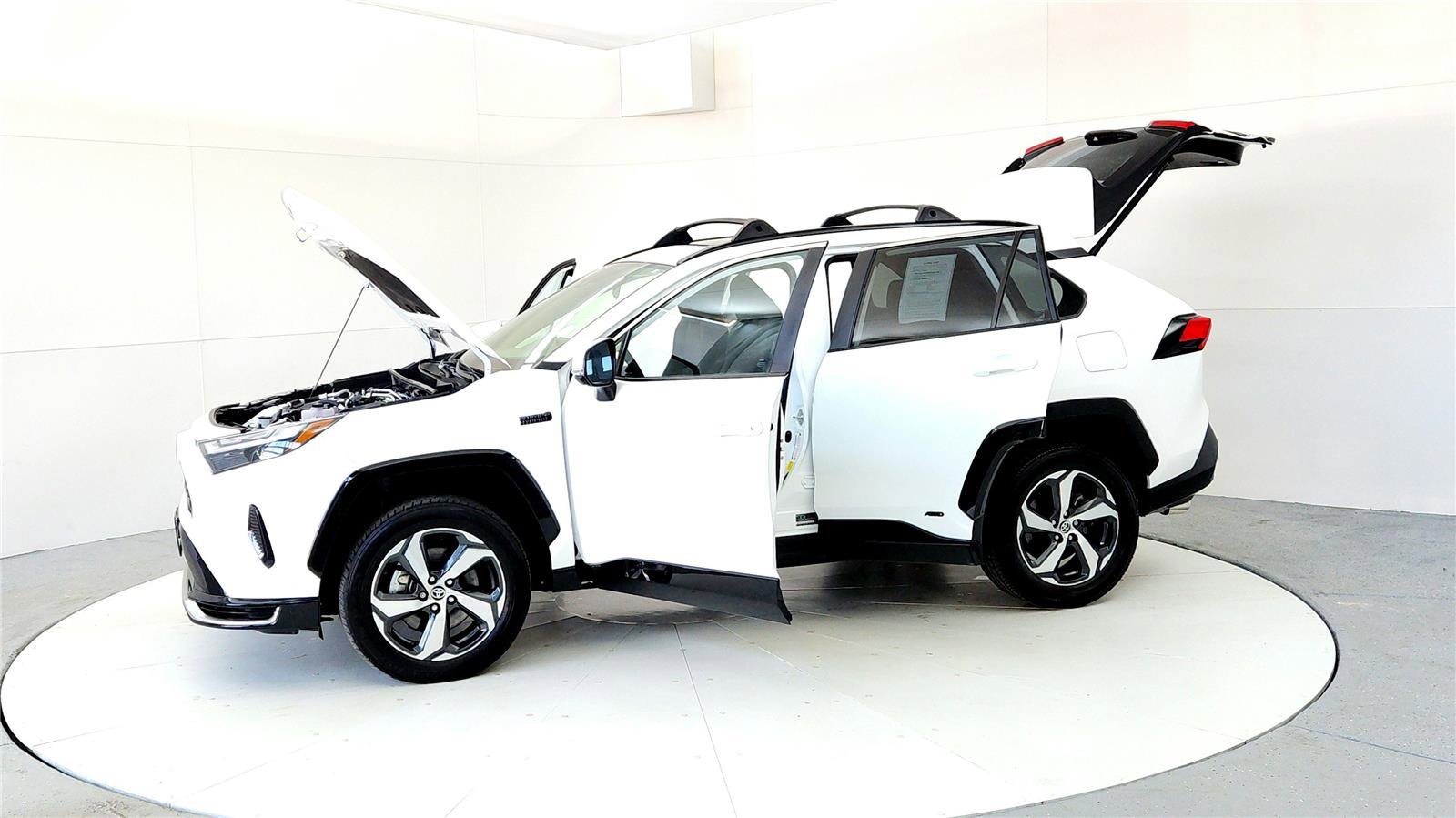 Used 2024 Toyota RAV4 SE w/ Weather & Moonroof Package image 10