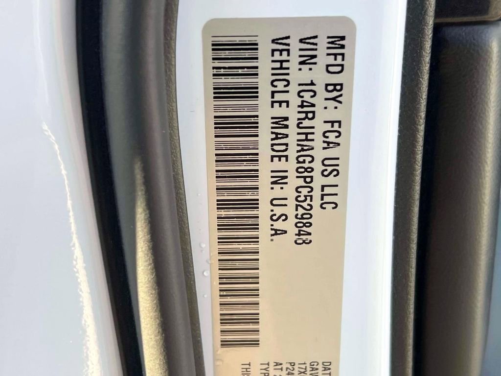 Certified 2023 Jeep Grand Cherokee Laredo w/ Luxury Tech Group I image 19