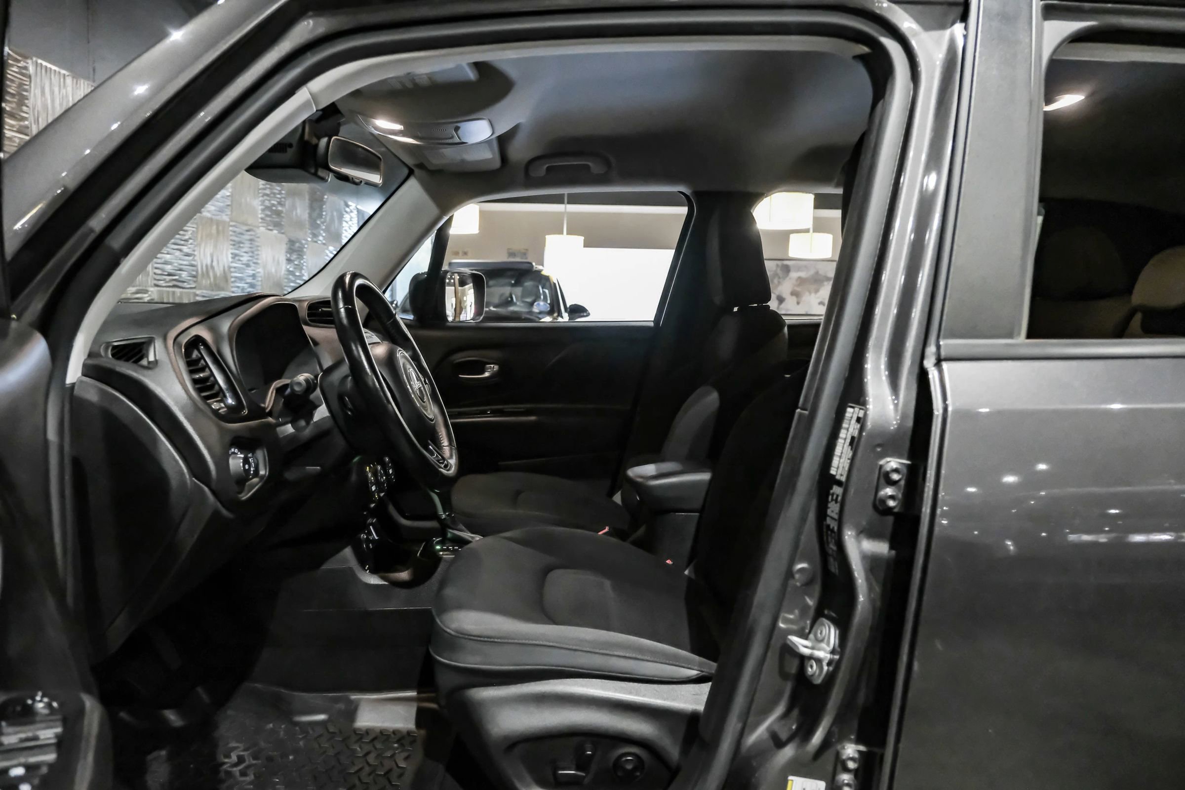 Used 2017 Jeep Renegade Altitude AWD/4WD image 4