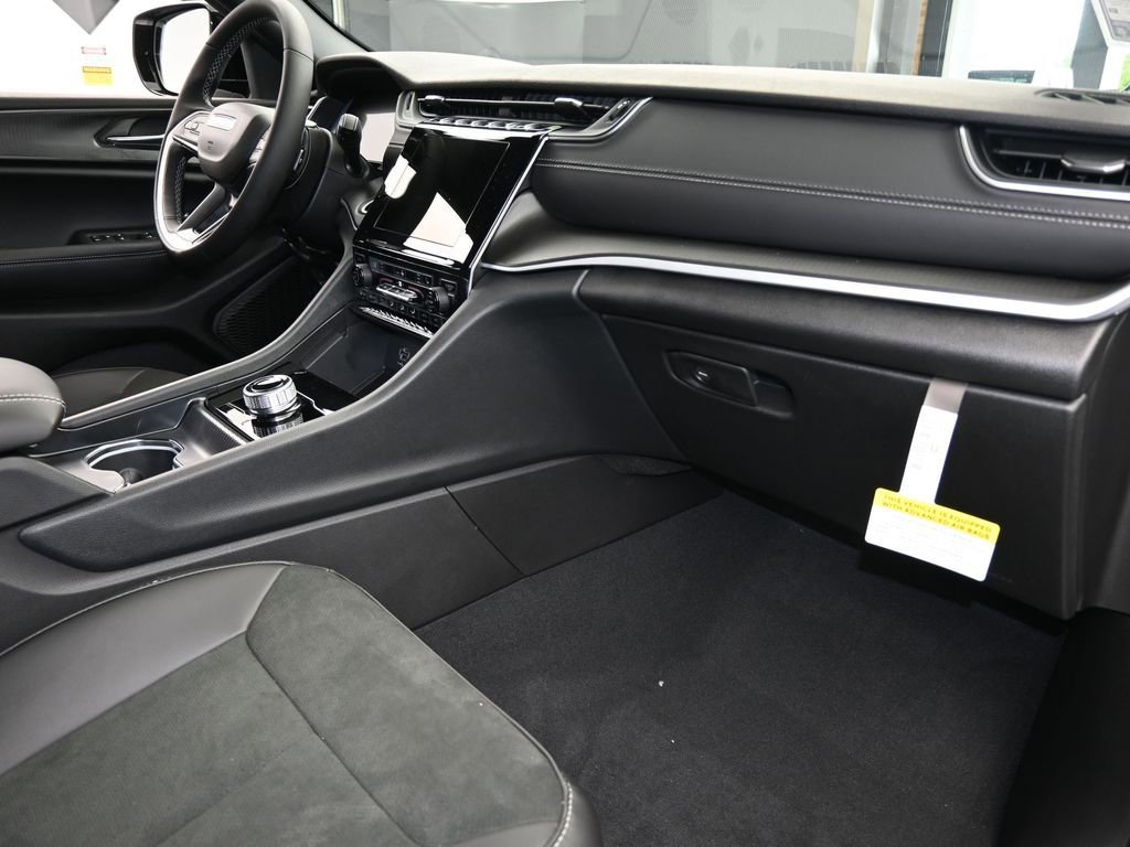 Used 2025 Jeep Grand Cherokee L Laredo image 37