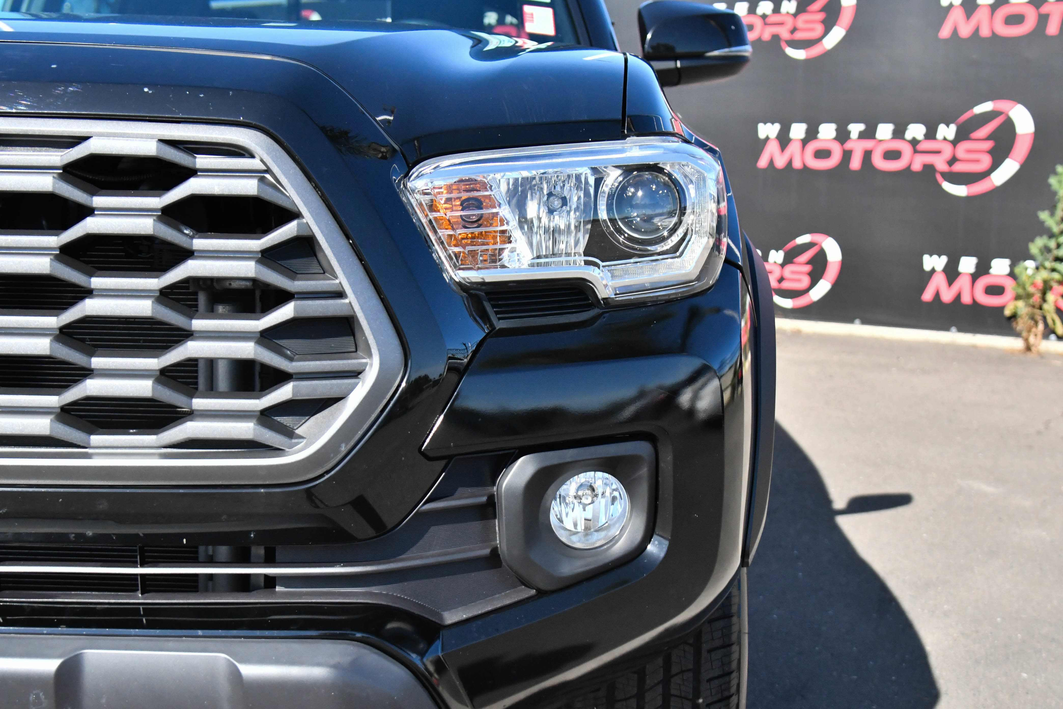 Used 2023 Toyota Tacoma TRD Off-Road w/ Technology Package AWD/4WD image 11