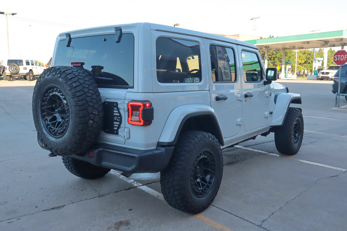 Used 2026 Jeep Wrangler Unlimited Sahara AWD/4WD image 5