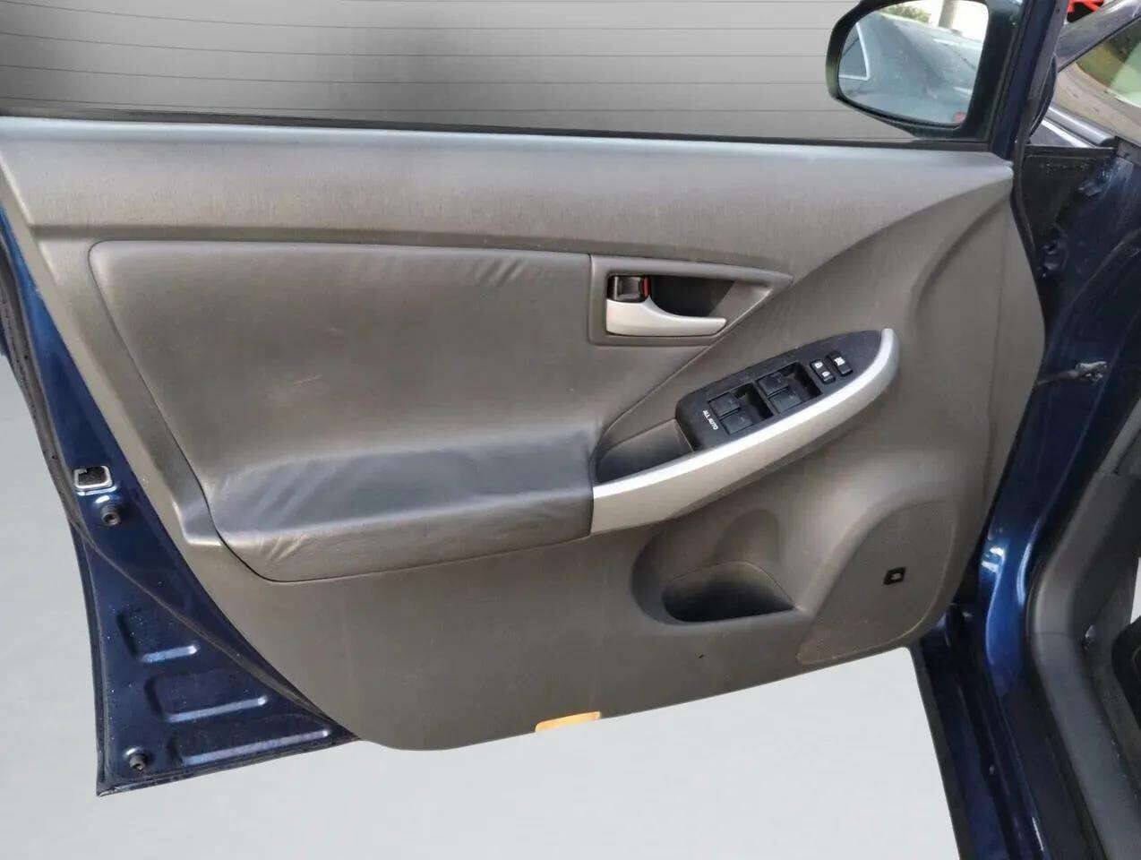 Used 2011 Toyota Prius Four w/ Solar Roof Pkg image 27