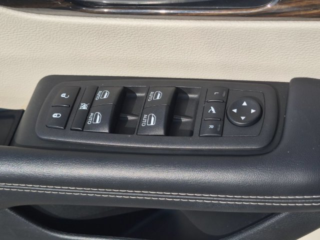 Used 2023 Chrysler Pacifica Limited FWD image 16