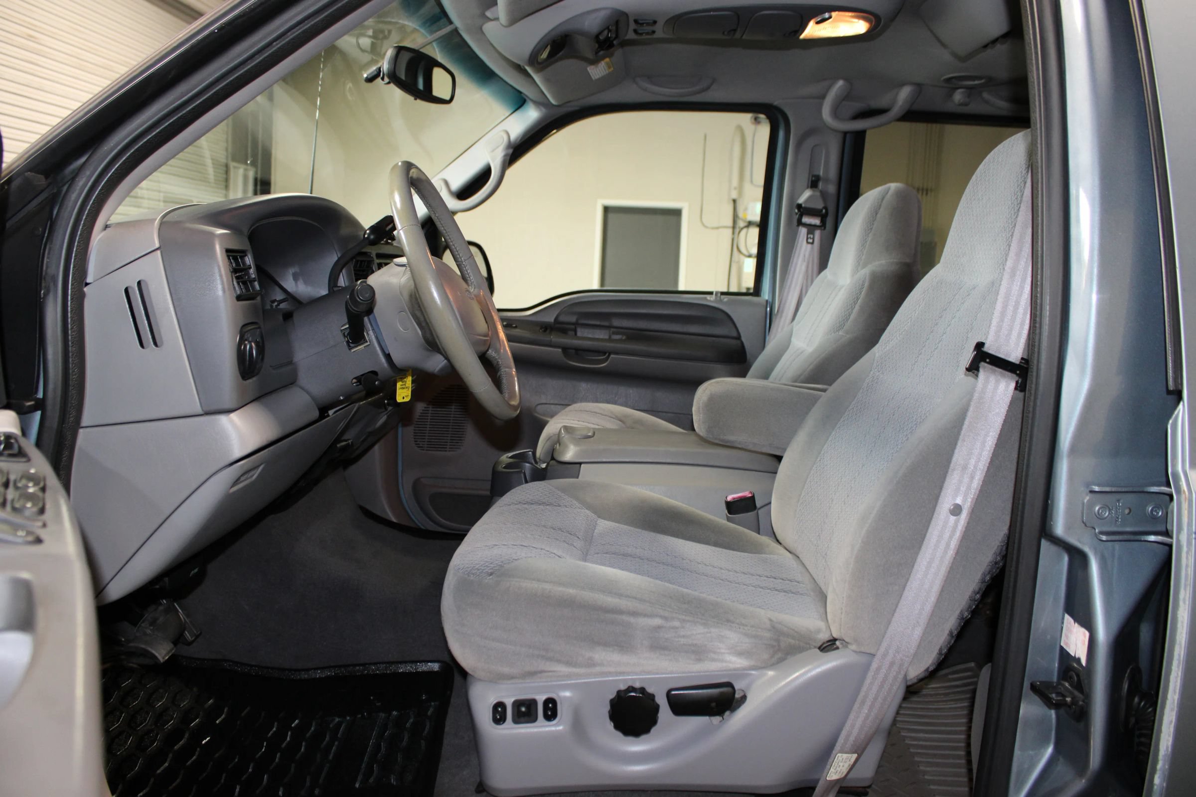 Used 2000 Ford Excursion XLT AWD/4WD image 9