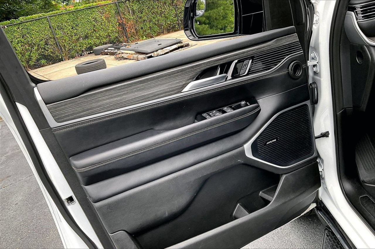 Certified 2024 Jeep Wagoneer L Series II w/ Flexible Seating Group AWD/4WD image 28