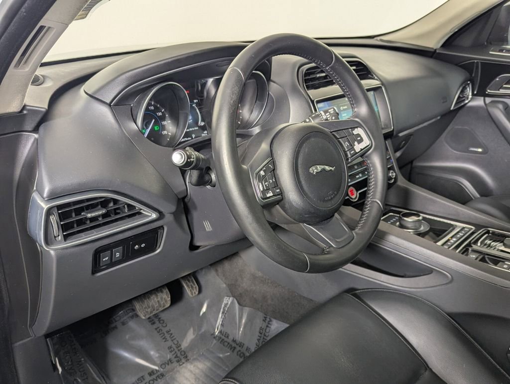 Used 2020 Jaguar F-PACE Premium image 11