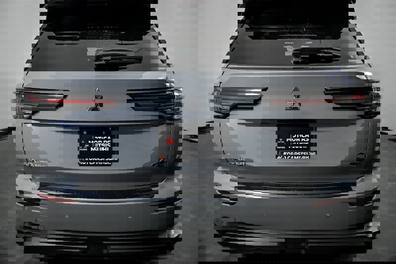 New 2026 Mitsubishi Outlander SE image 8