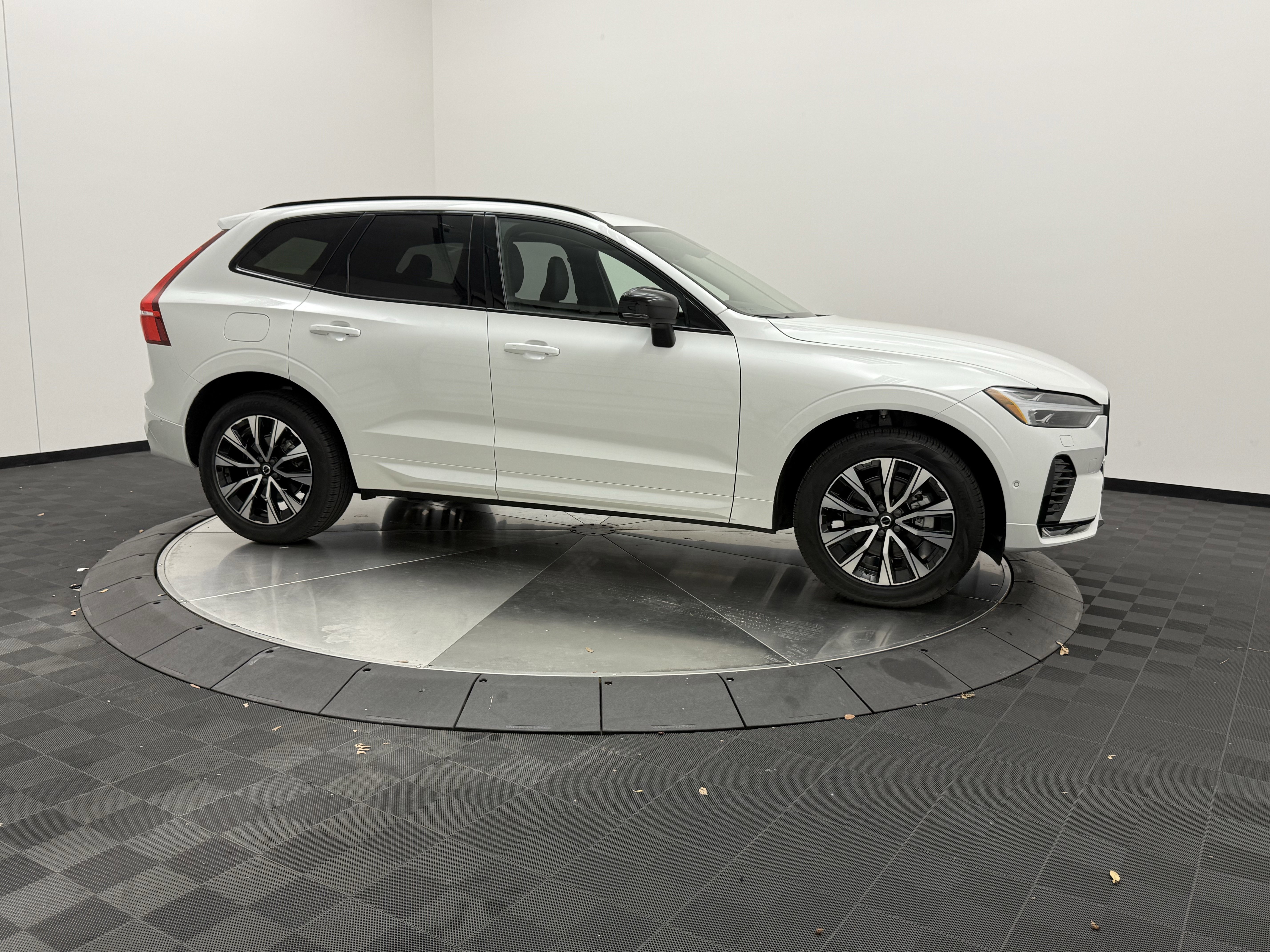 Certified 2025 Volvo XC60 B5 Plus image 8