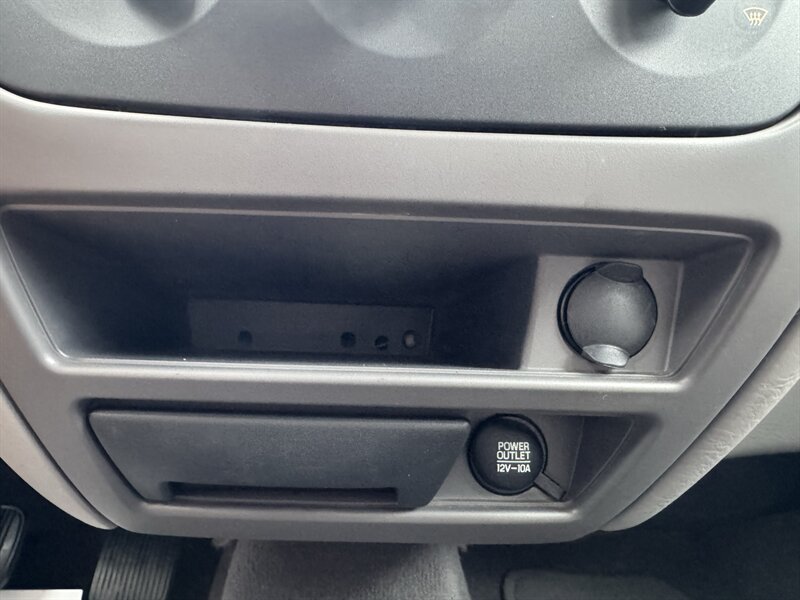 Used 2005 Ford Taurus SE FWD image 25