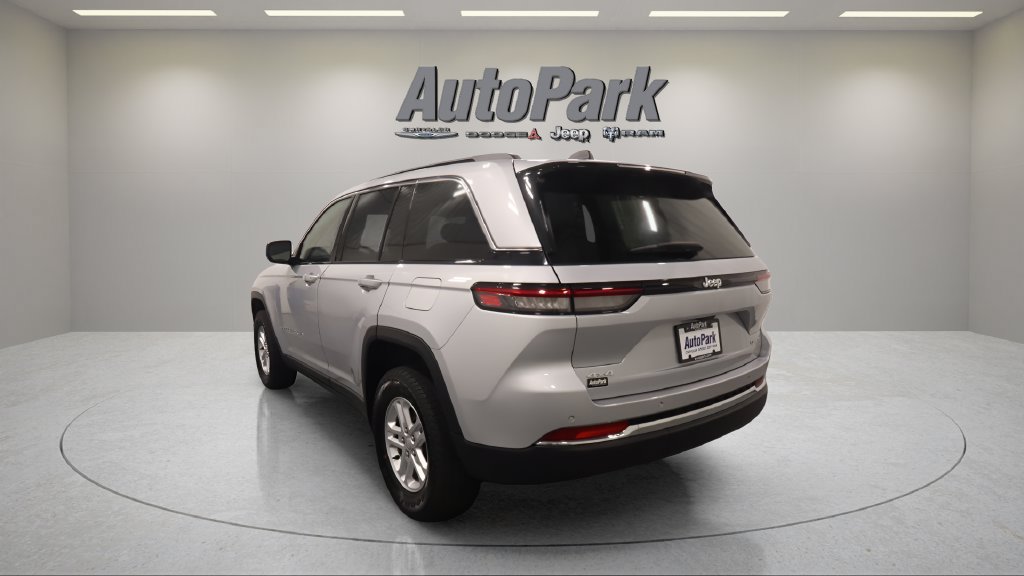 Certified 2024 Jeep Grand Cherokee Laredo w/ Luxury Tech Group I AWD/4WD image 4