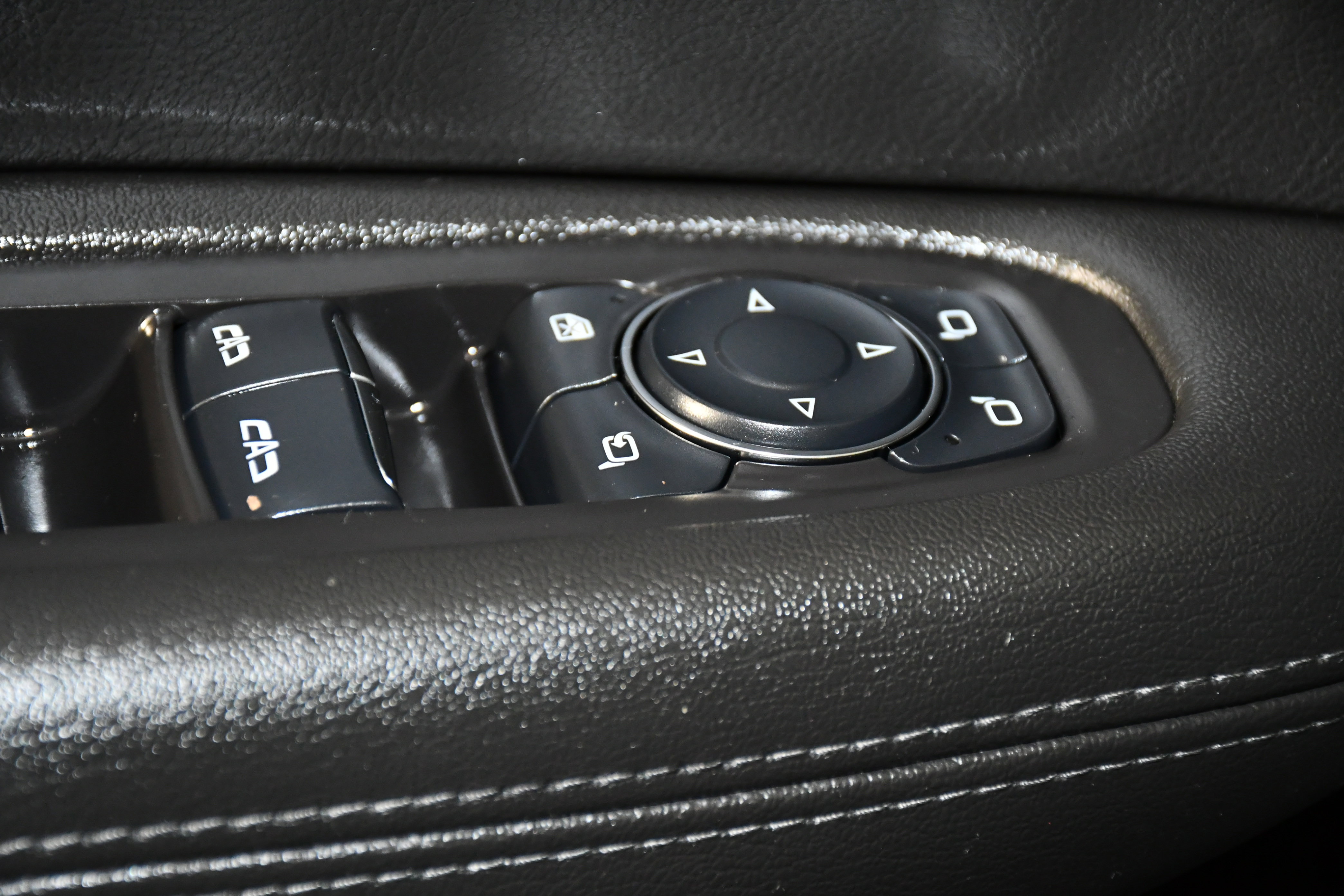 Used 2025 Cadillac XT6 Luxury image 34