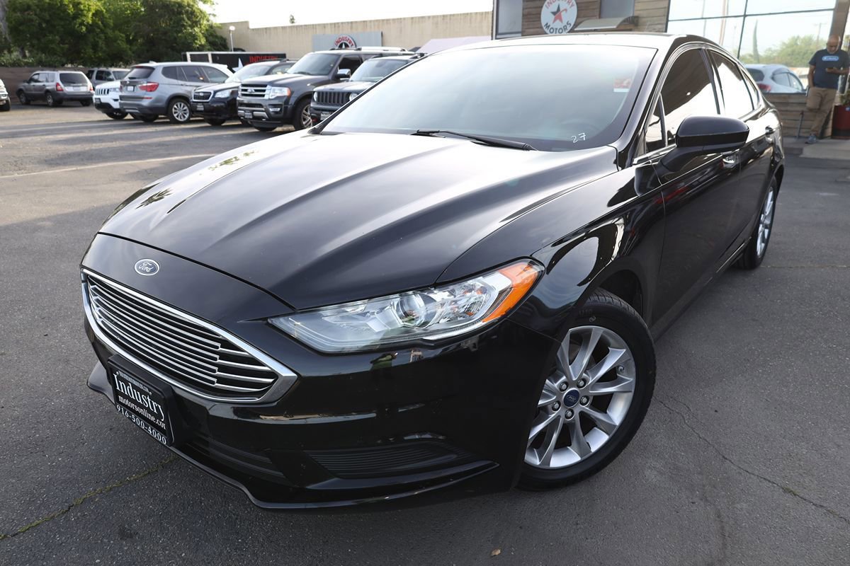 Used 2017 Ford Fusion SE w/ Fusion SE Technology Package FWD image 2
