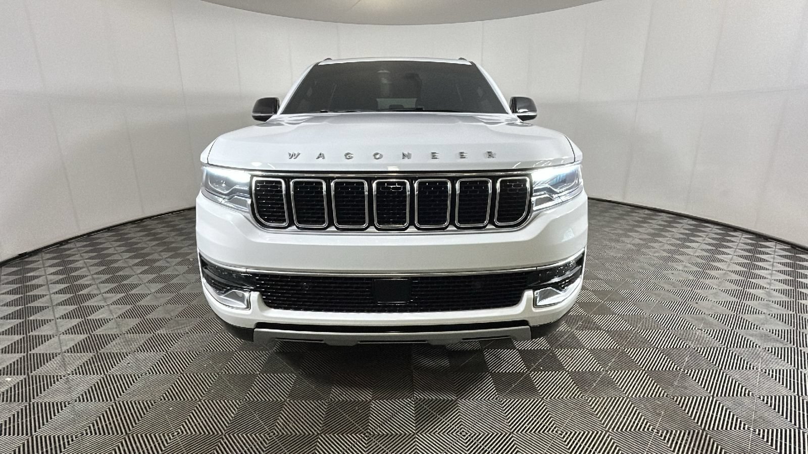 Used 2023 Jeep Wagoneer L Series II AWD/4WD image 8