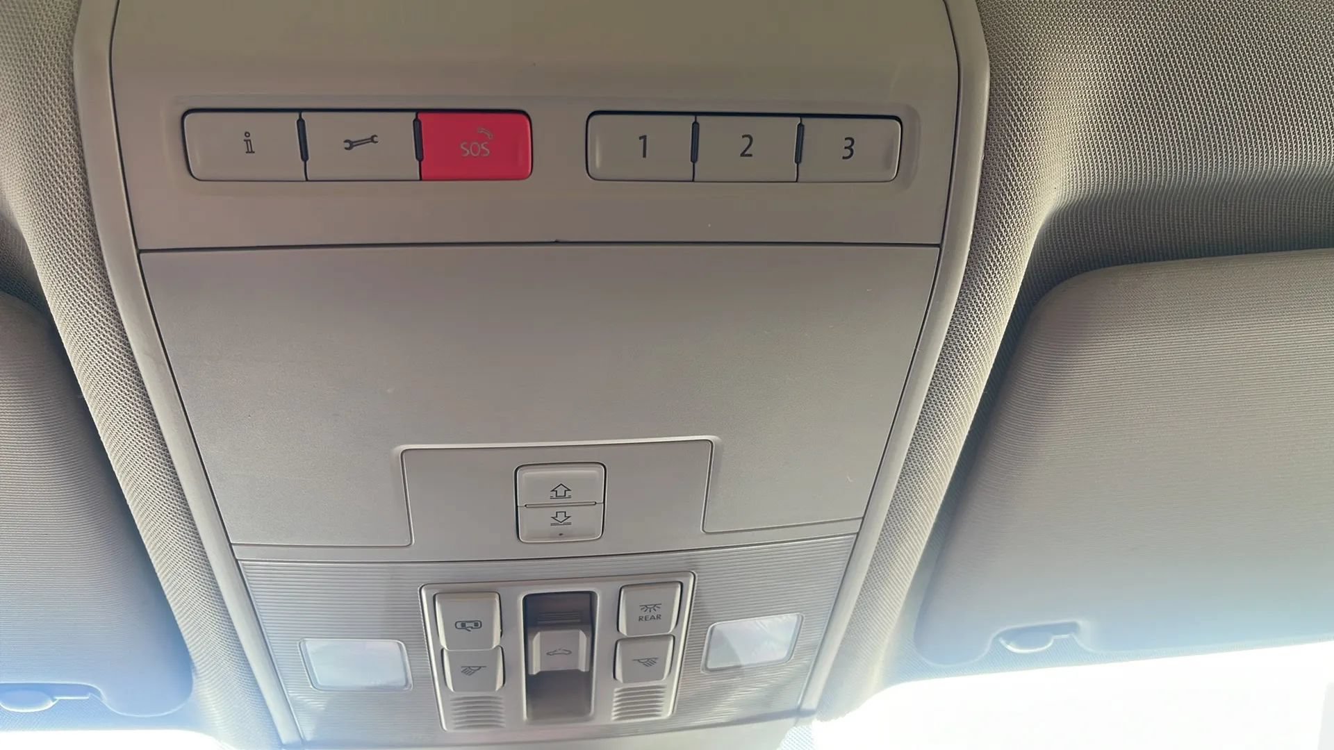 Used 2019 Volkswagen Atlas SE w/ Panoramic Sunroof Package FWD image 17