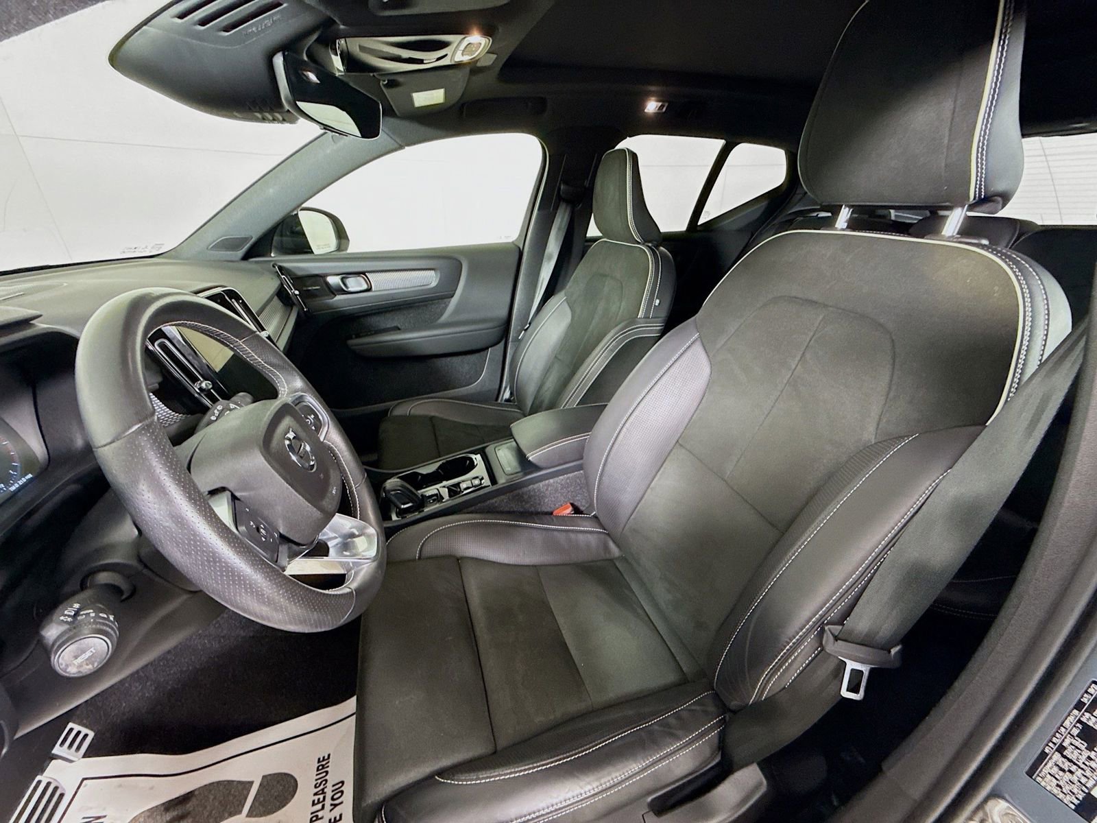 Used 2021 Volvo XC40 T5 R-Design image 5