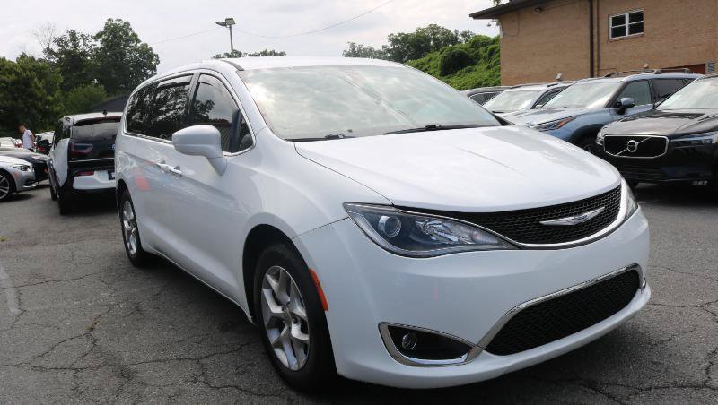 Used 2020 Chrysler Pacifica Touring w/ Tire & Wheel Group FWD image 3