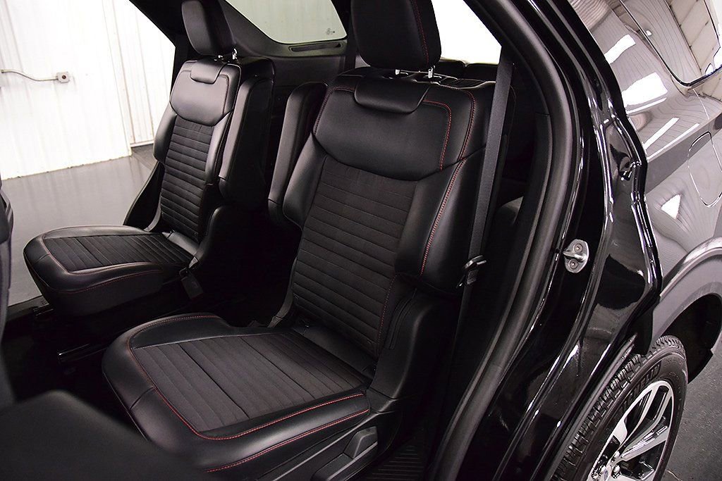 Used 2025 Ford Explorer ST-Line image 32