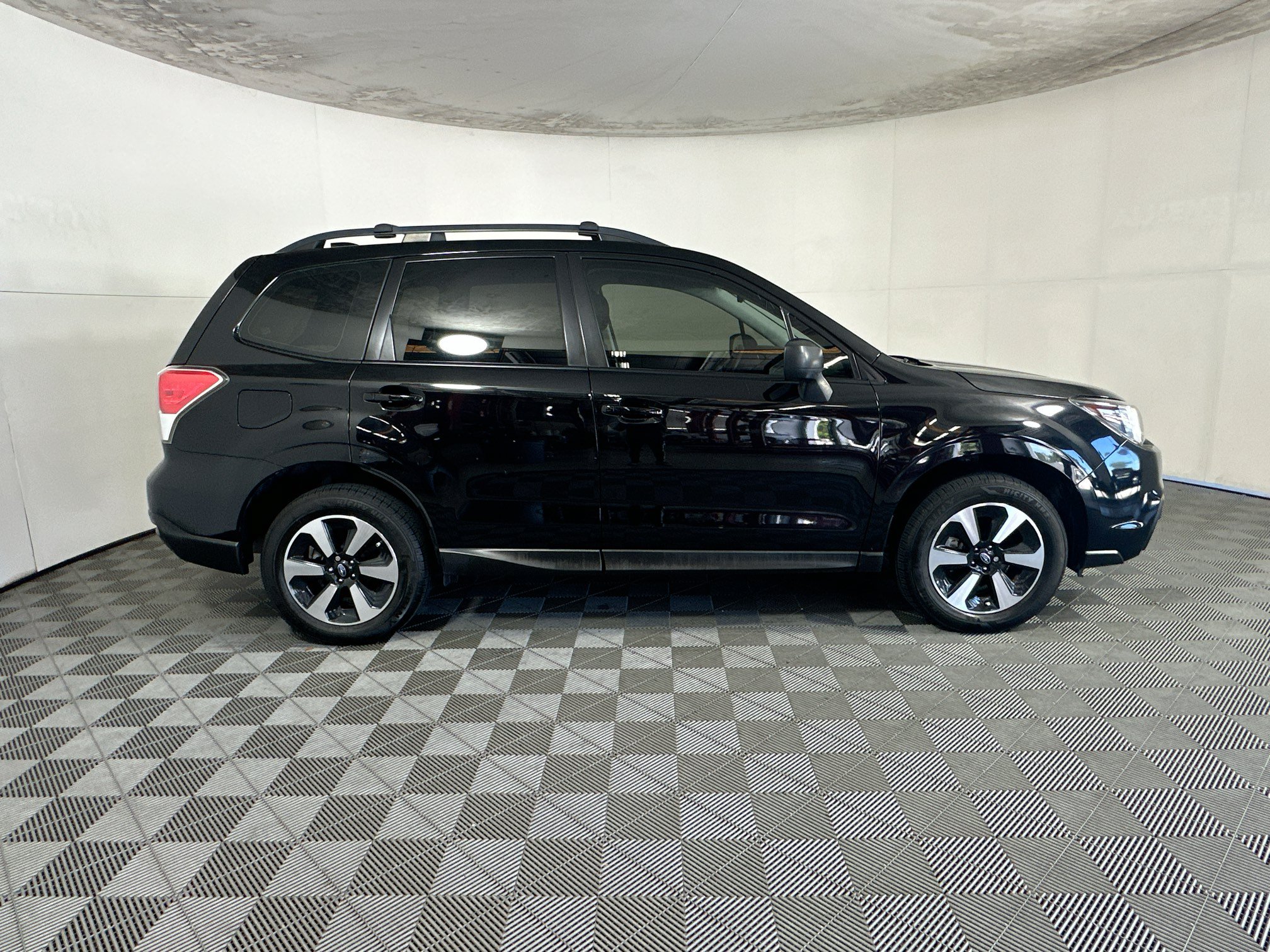 Used 2018 Subaru Forester 2.5i w/ Alloy Wheel Package AWD/4WD image 2