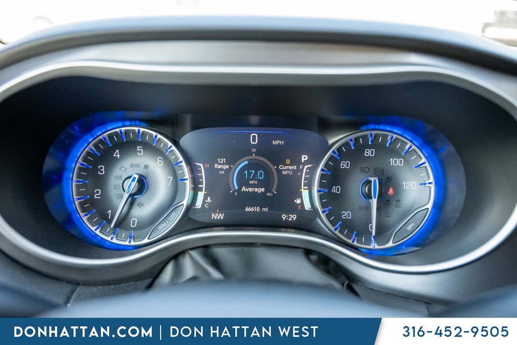 Used 2023 Chrysler Pacifica Touring-L FWD image 7