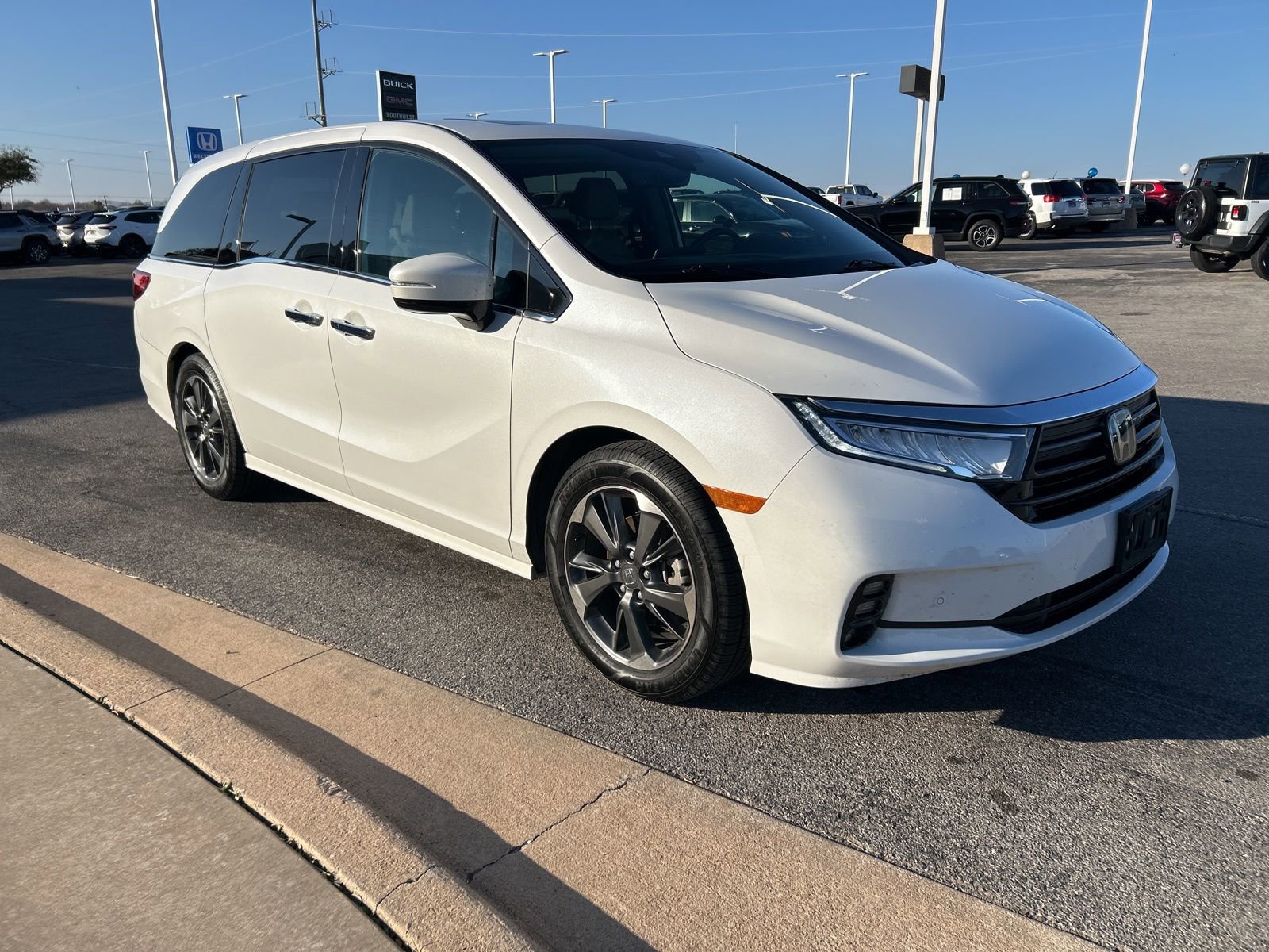 Used 2023 Honda Odyssey Elite image 3