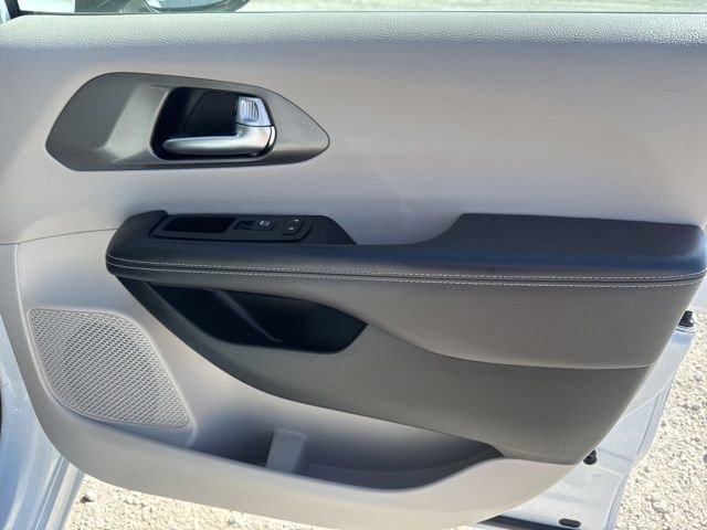 Used 2024 Chrysler Pacifica Touring-L image 22