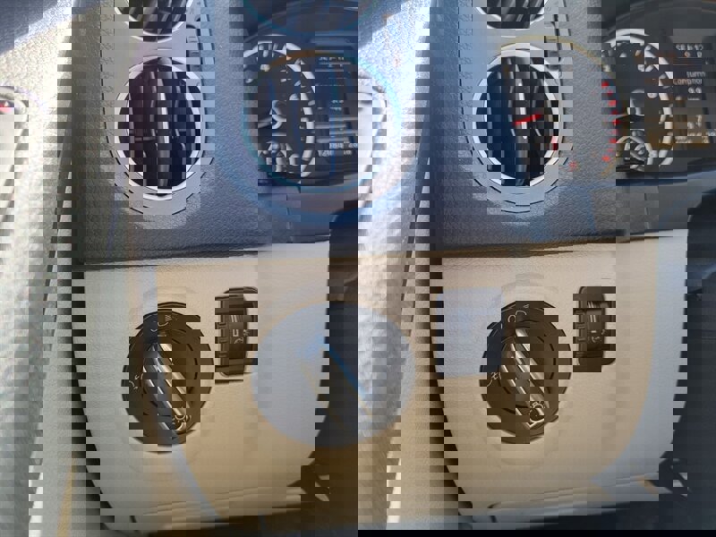 Used 2011 Volkswagen Tiguan SE image 23