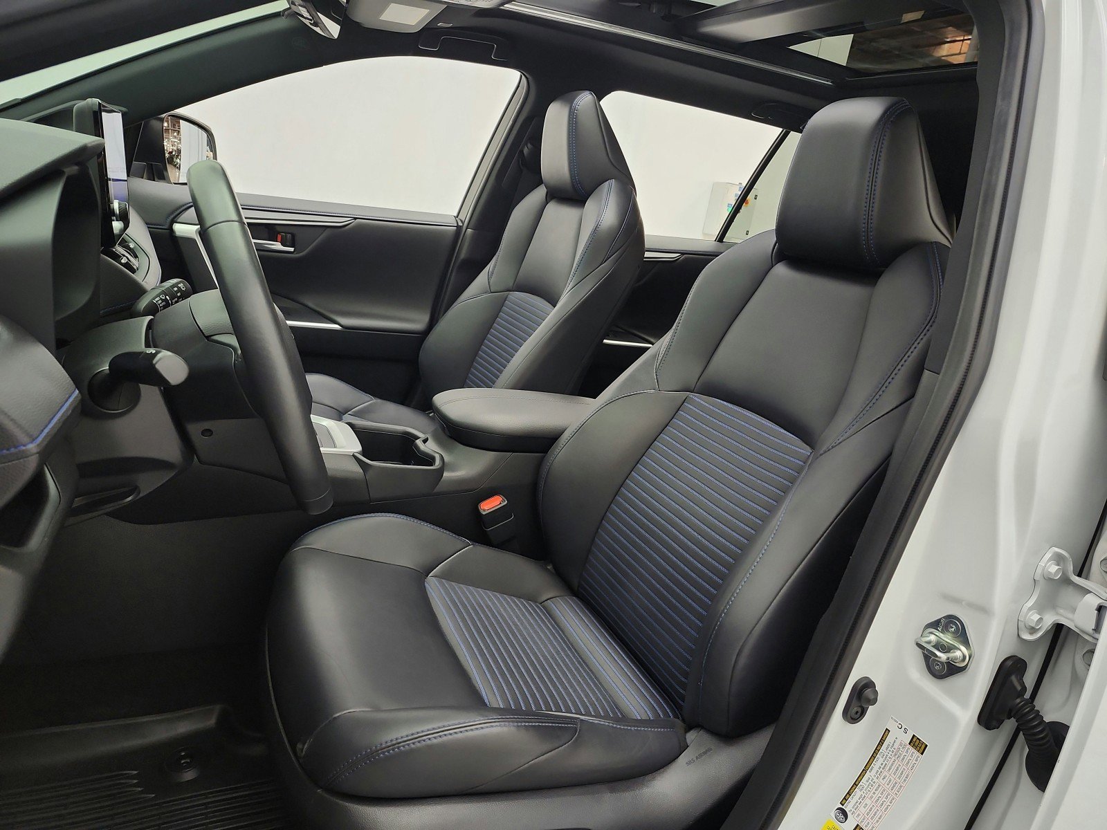 Used 2023 Toyota RAV4 XSE AWD/4WD image 10