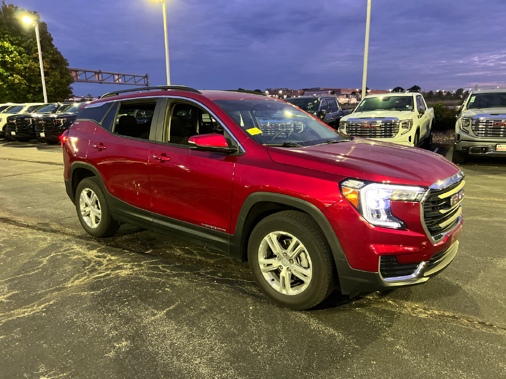 Used 2023 GMC Terrain SLE w/ Driver Convenience Package AWD/4WD image 4