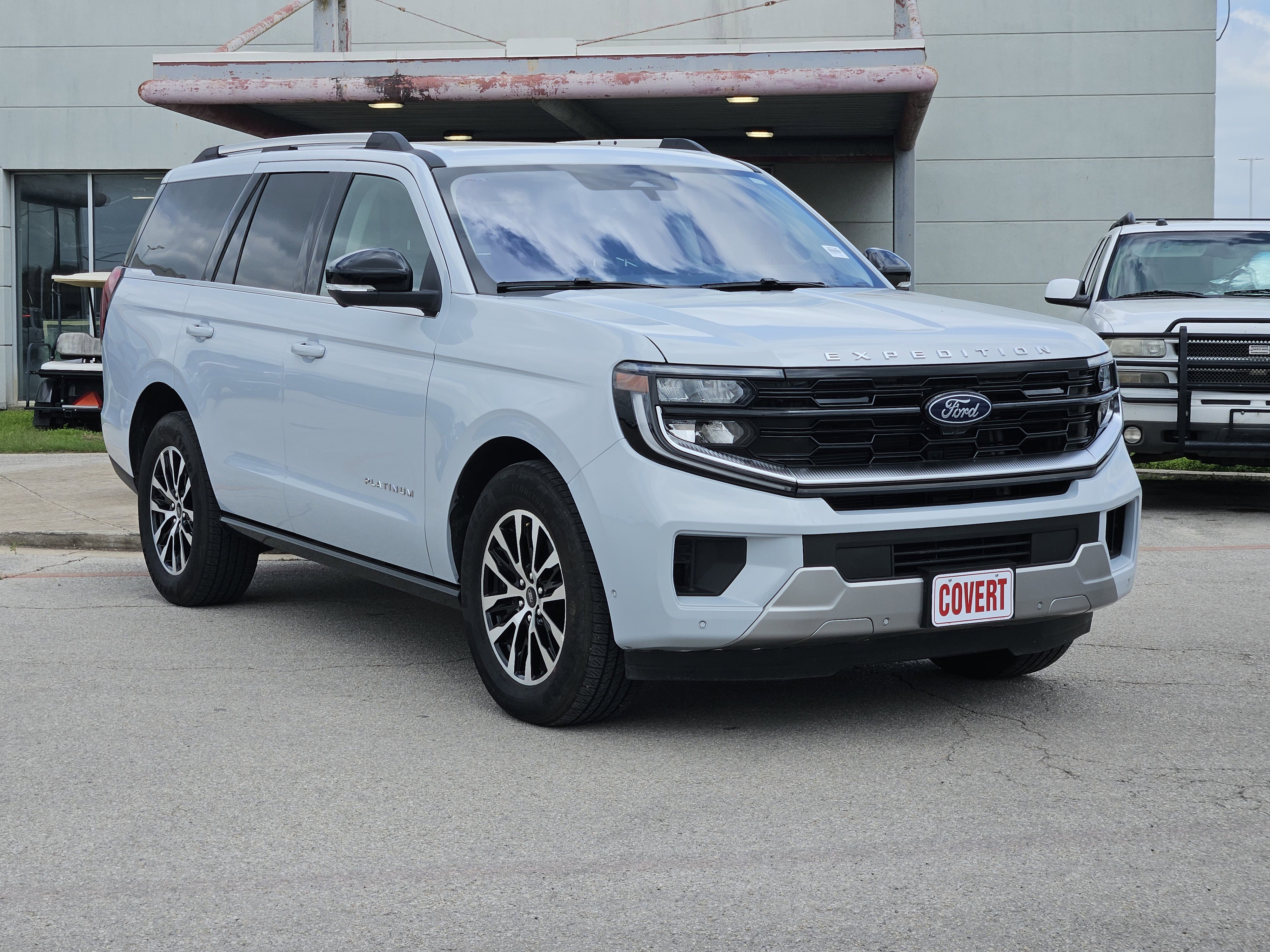 Used 2025 Ford Expedition Platinum AWD/4WD image 3